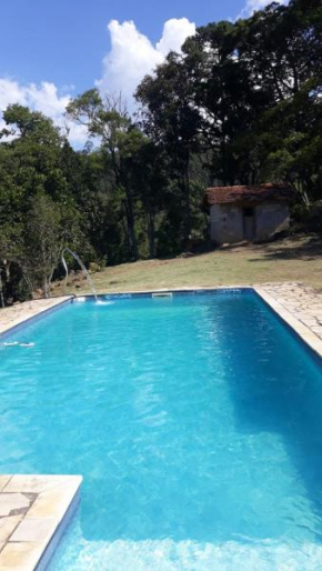 Sitio com piscina , e lago para pesca , churrasqu.